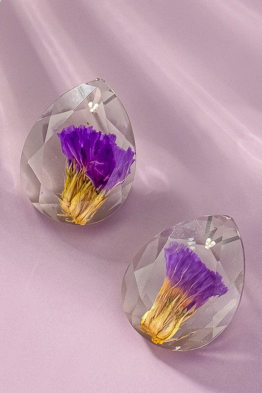 Faceted teardrop stud earrings with dried flowers