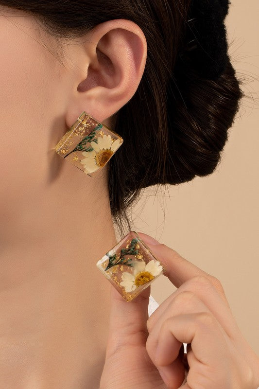 Square resin stud earrings with dried daisy flower