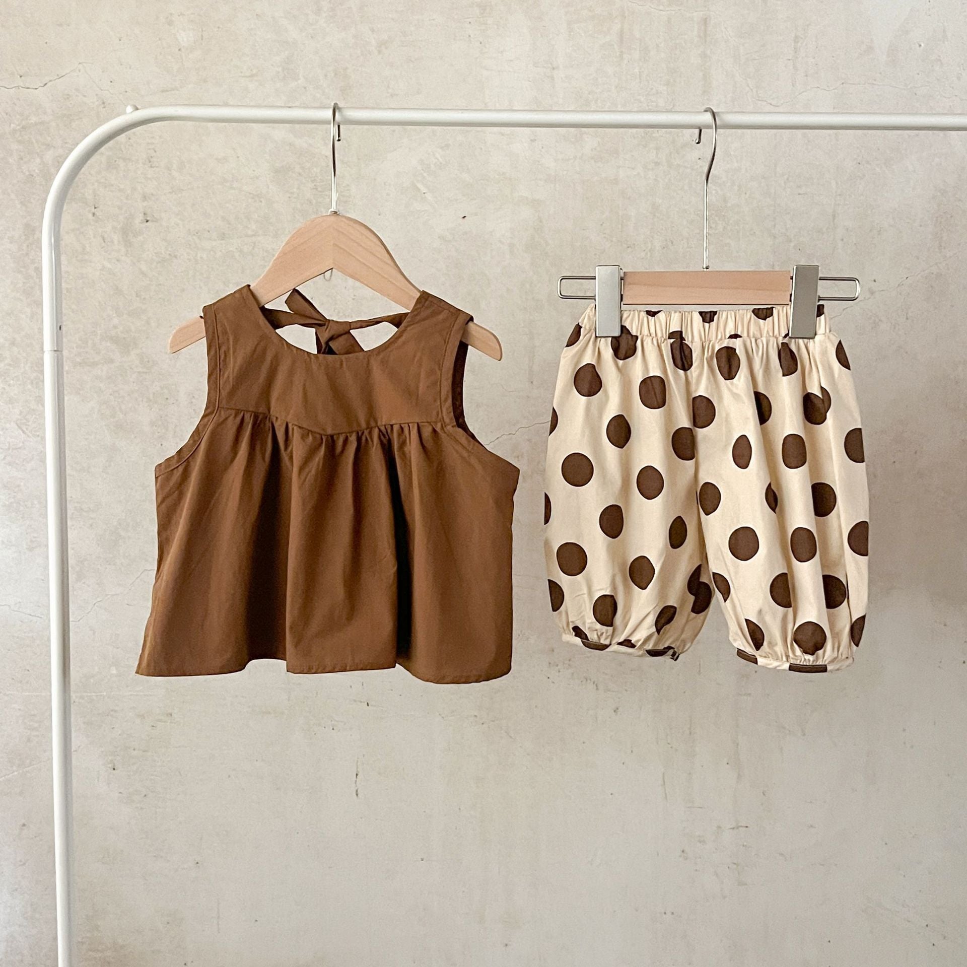 Summer New Arrival Baby Girls Sleeveless Crew Neck Solid Color Top And Polka Dot Shorts Clothing Set-1