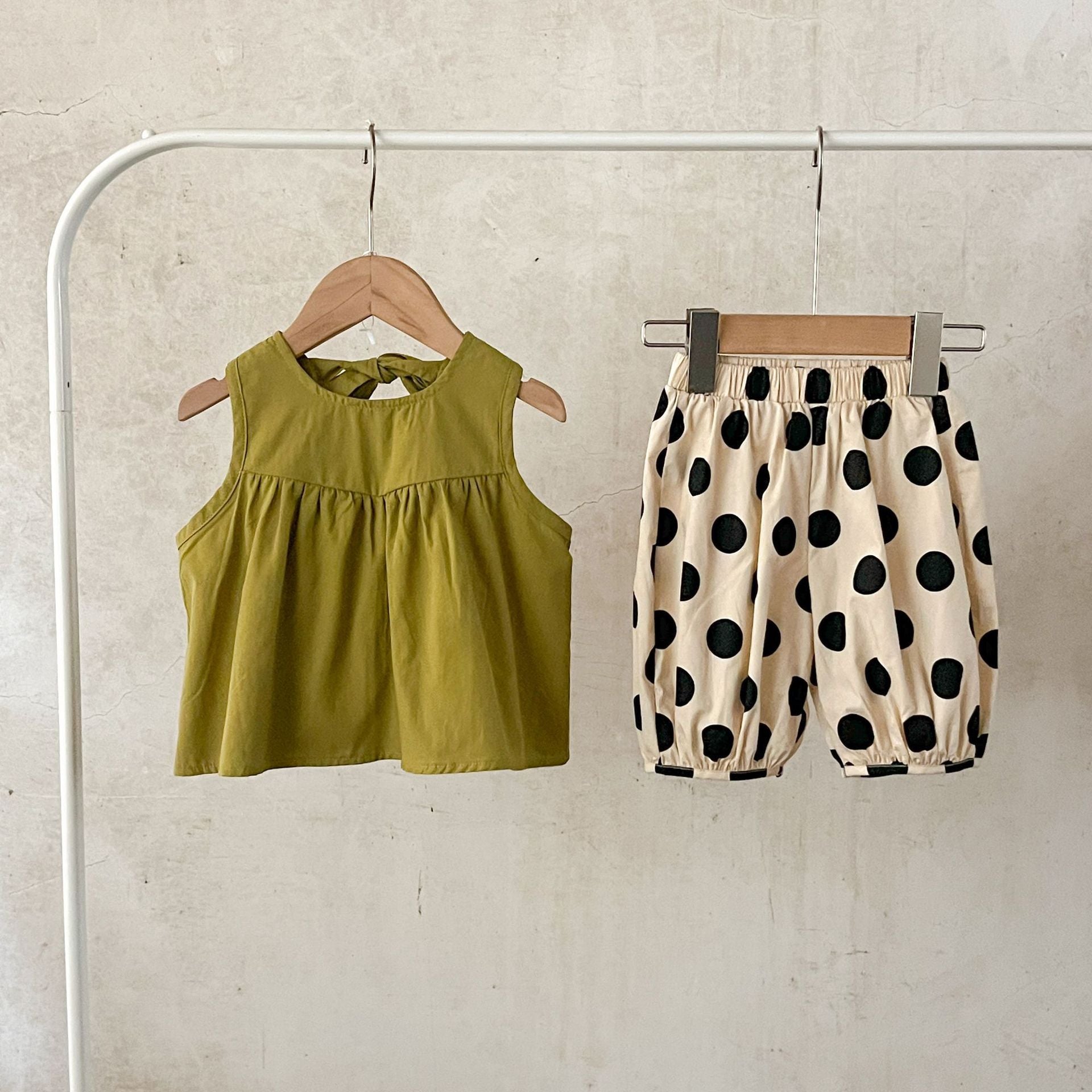 Summer New Arrival Baby Girls Sleeveless Crew Neck Solid Color Top And Polka Dot Shorts Clothing Set-2