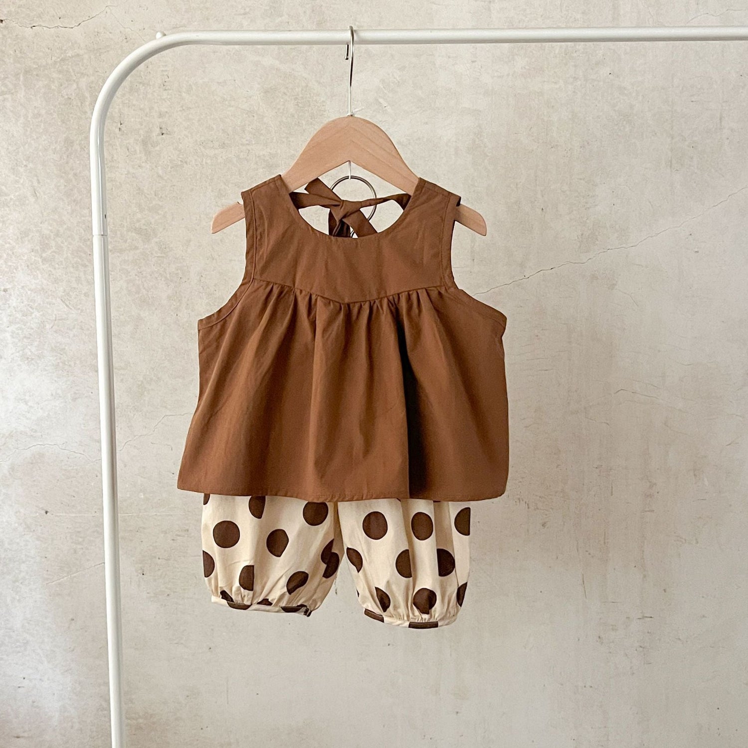 Summer New Arrival Baby Girls Sleeveless Crew Neck Solid Color Top And Polka Dot Shorts Clothing Set-4