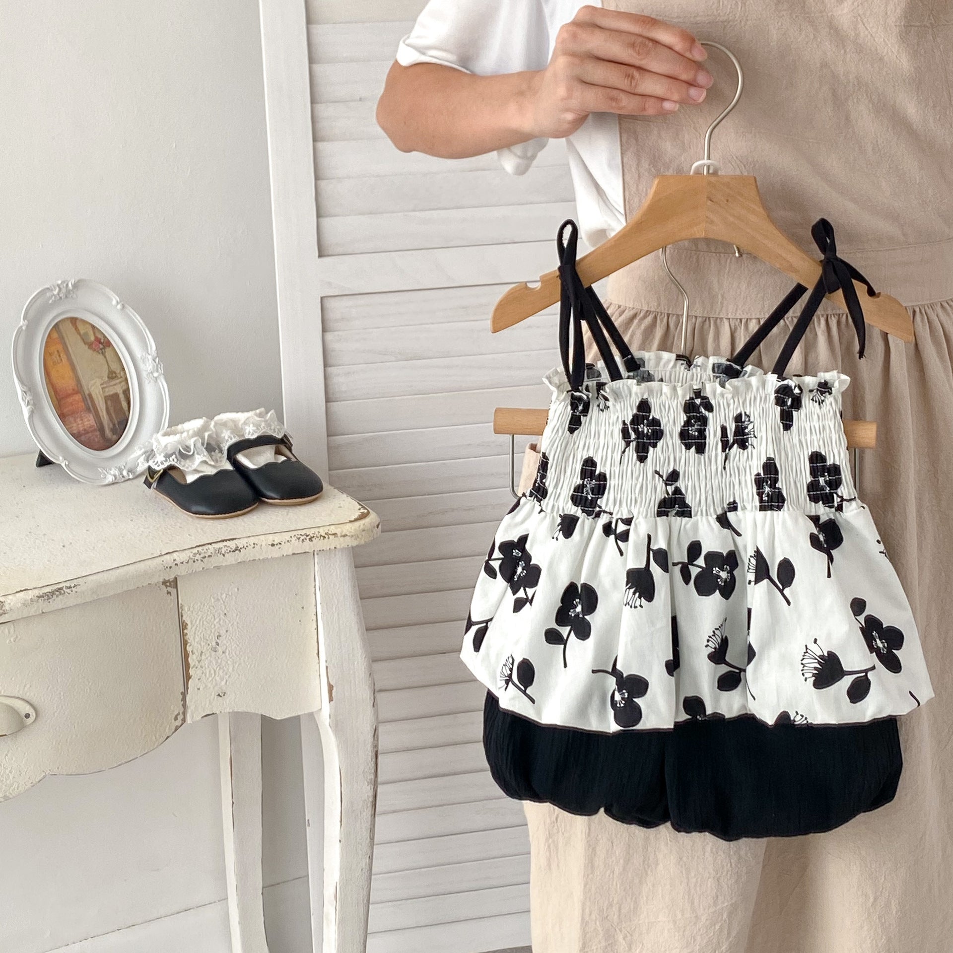 Summer Hot Selling Baby Girls Sleeveless Floral Print Strap Top And Solid Color Bloomers Clothing Set-1