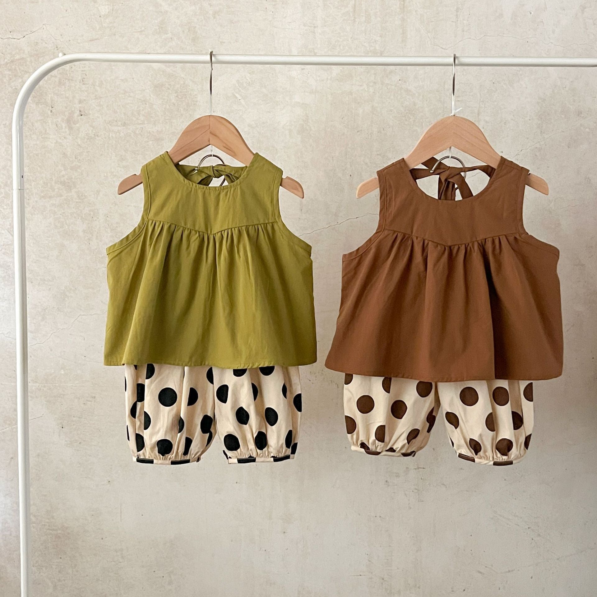 Summer New Arrival Baby Girls Sleeveless Crew Neck Solid Color Top And Polka Dot Shorts Clothing Set-0